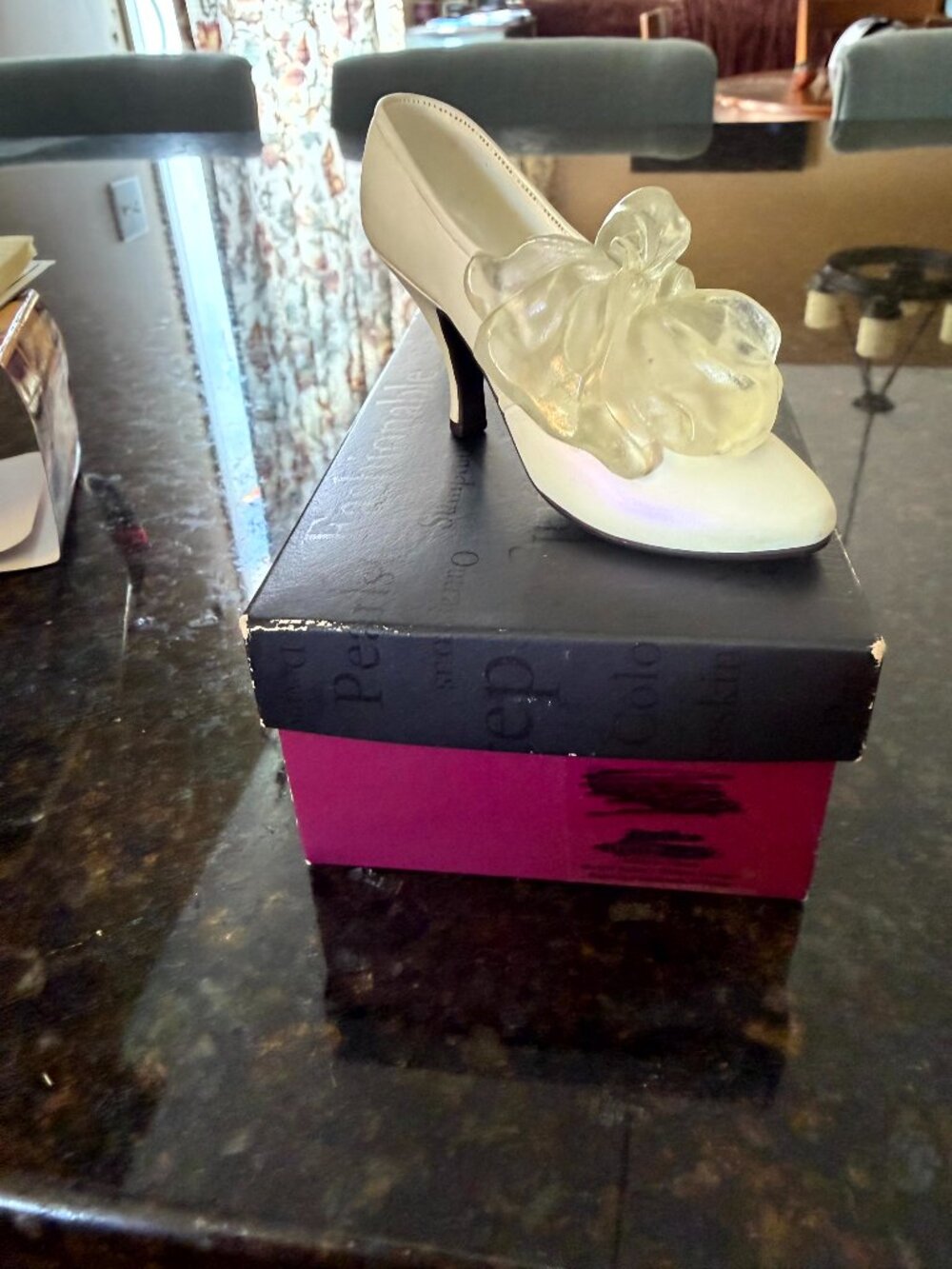 Just the Right Shoe Tying the Knot 25008 Ivory Wedding Slipper Figurine